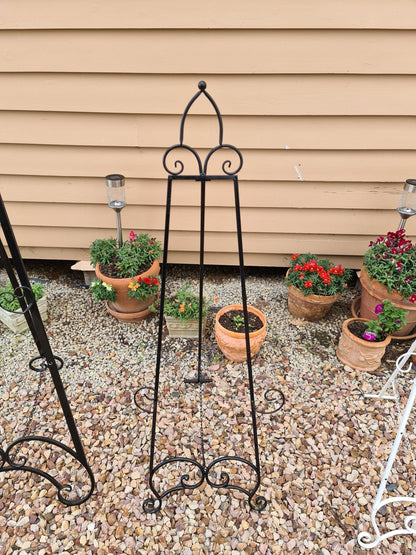 Black Easel Hire (not available to hire without a backdrop and organic garlands) by UpUpNAwayBalloons