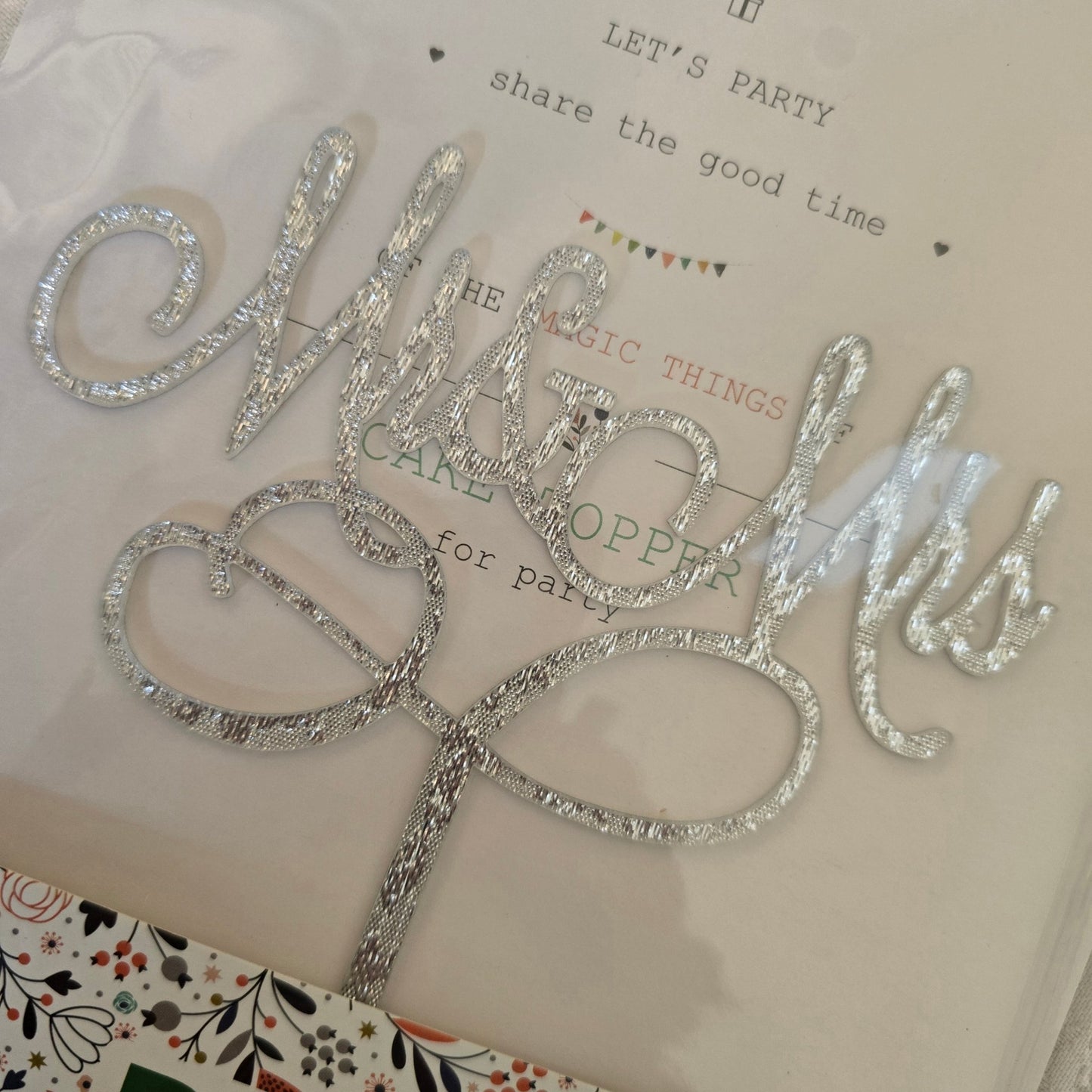 Cake Topper Mr & Mrs Wedding - UpUpNAwayBalloons