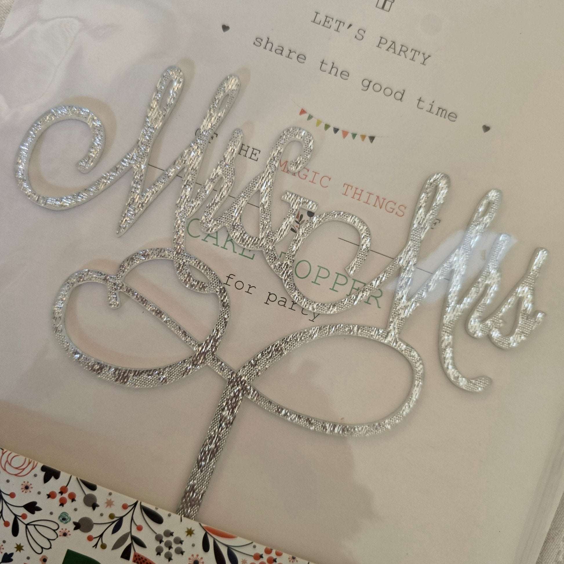 Cake Topper Mr & Mrs Wedding - UpUpNAwayBalloons