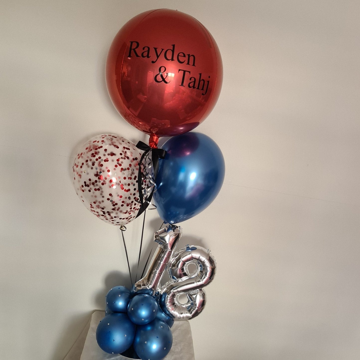 Creative Table Centerpiece - UpUpNAwayBalloons