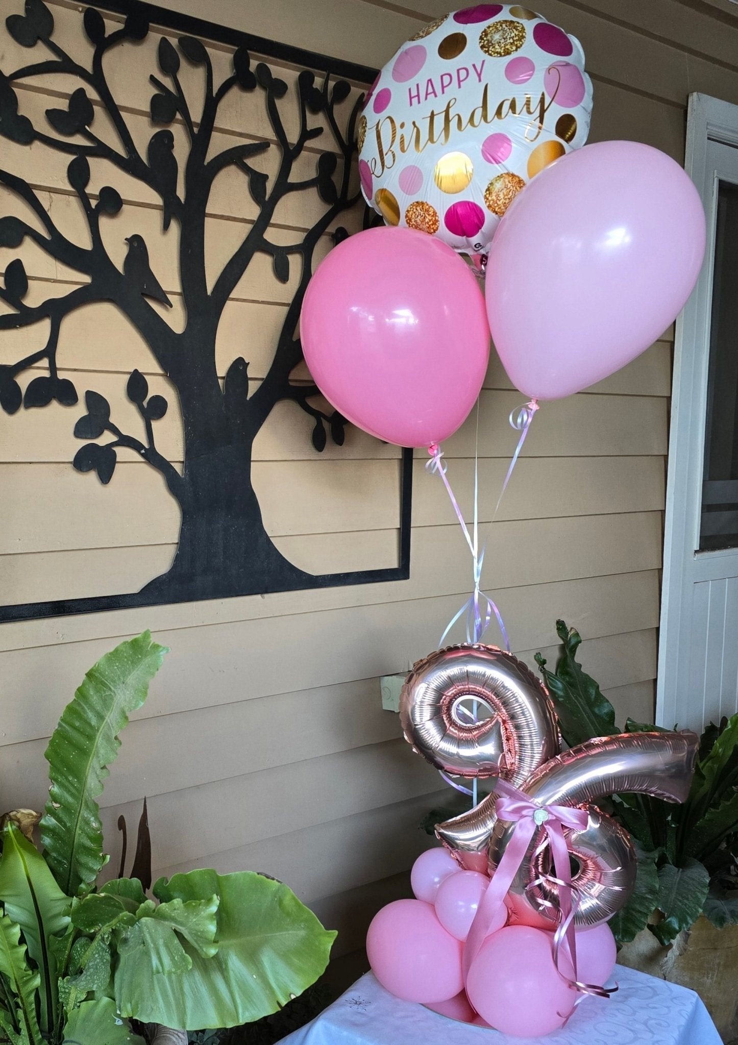 Creative Table Centerpiece - UpUpNAwayBalloons